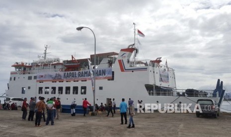 Kapal Ramadhan Aksi Cepat Tanggap (ACT) bersandar di Dermaga Garongkong, Kabupaten Barru, Sulawesi Selatan, Rabu (30/5).