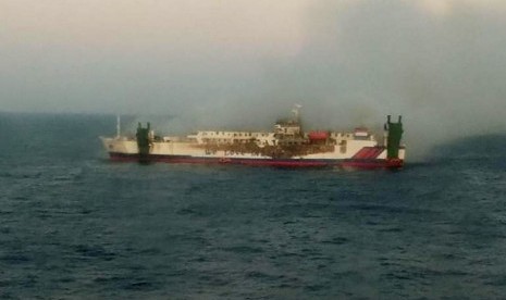 Kapal Ro-Ro KM Santika Nusantara dengan rute Surabaya - Balikpapan, terbakar di Perairan Laut Utara Pulau Masalembo, Jawa Timur. Kamis (22/8/2019) .