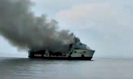 Kapal Ro-Ro KM Santika Nusantara rute Surabaya - Balikpapan terbakar di perairan laut utara Pulau Masalembo, Jawa Timur. Kamis (22/8/2019) .