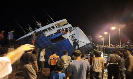 Kapal Ro-Ro KMP. Dharma Rucitra III milik PT. Dharma Lautan Utama dengan rute pelayaran dari Pelabuhan Lembar ke Pelabuhan Padang Bai mengalami musibah kandas saat memasuki Dermaga 2 Pelabuhan Padang Bai, malam tadi (12/6). 