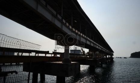  Kapal Roro bersandar pada dermaga 5 di Pelabuhan Merak, Banten, Jumat (29/5).   (Republika/Tahta Aidilla)