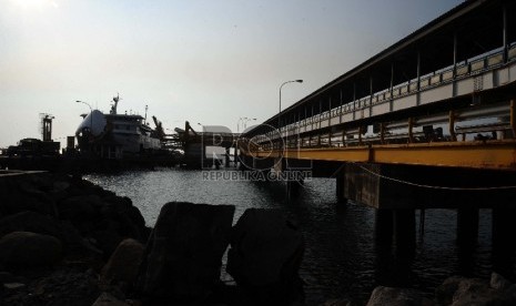 Kapal Roro bersandar pada dermaga 5 di Pelabuhan Merak, Banten, Jumat (29/5).  (Republika/Tahta Aidilla)