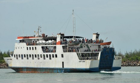 Kapal roro KMP BRR mengangkut wisatawan tujuan Pulau Wisata Sabang meninggalkan pelabuhan penyeberangan Ulee Lheue, Banda Aceh (ilustrasi)