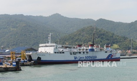 Kapal Roro mengisi penumpang dan kendaraan di Pelabuhan Merak, Banten, Selasa (21/6).  (Republika/ Wihdan)