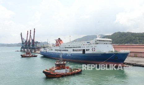  Kapal RoRo Mutiara Sentosa III sandar di Pelabuhan Panjang, Lampung, Rabu (22/6). (Republika/ Wihdan)