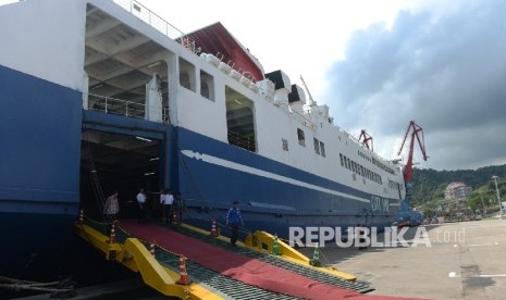 Kapal RoRo Mutiara Sentosa III sandar di Pelabuhan Panjang, Lampung, Rabu (22/6). (Republika/ Wihdan)