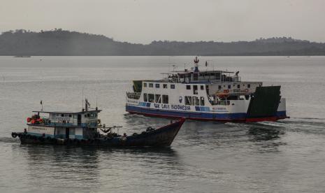 kapal Roro yang melayani penyeberangan ke Tanjung Uban melintas di Perairan Batam, Kepulauan Riau, Senin (3/10/2022). Angkutan Sungai Danau dan Penyeberangan (ASDP) Kepri melakukan penyesuaian tarif kapal Roro penyeberangan antarpulau dan antarprovinsi sebesar 20 persen dari tarif sebelumnya akibat kenaikan harga bahan bakar (BBM) jenis solar. 