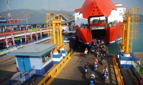  Kapal roro yang mengangkut para pemudik tiba di dermaga pelabuhan Merak, Banten usai pulang dari kampung halaman, Kamis (23/8). (Agung Supriyanto/Republika)