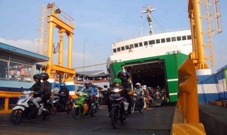  Kapal roro yang mengangkut para pemudik tiba di dermaga pelabuhan Merak Banten, usai pulang dari kampung halaman. (Agung Supriyanto/Republika)