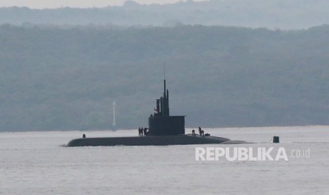 Kapal selam Alugoro melakukan uji coba di Selat Bali terlihat dari Banyuwangi, Jawa Timur, Selasa (21/1/2020).