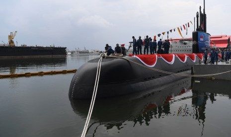 Kapal selam KRI Alugoro-405 saat siap diresmikan pengoperasiannya, di Dermaga Fasilitas Kapal Selam PT PAL di Surabaya, Jawa Timur, Kamis (11/4/2019). 