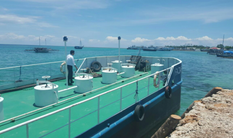 Kapal SPOB (Self Propelled Oil Barge)  Fajar Mekar 1 untuk mendistribusikan BBM di wilayah kepulauan Wakatobi.