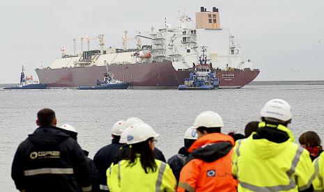 Kapal tanker gas alam cair raksasa Al Nuaman, yang membawa sekitar 200.000 meter kubik gas cair dari Qatar, tiba di pelabuhan Baltik di Swinoujscie, pengiriman pertama ke terminal LNG yang baru dibangun, pada 11 Desember 2015. 