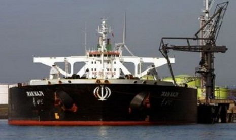 Kapal tanker Iran bersandar di pelabuhan (ilustrasi)