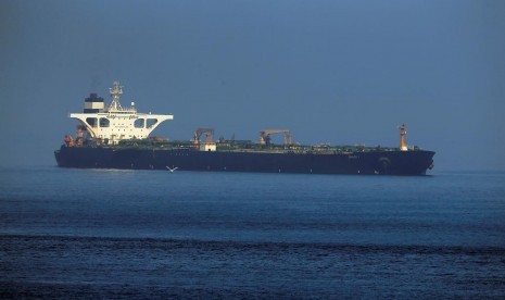 Tanker Iran Grace 1 setelah ditahan oleh Royal Marine Inggris Juli lalu di Selat Gibraltar, selatan Spanyol, Selasa (13/8).