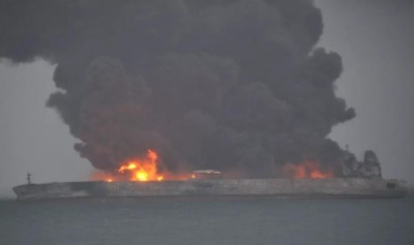 Kapal tanker Iran yang bertabrakan dengan kapal besar Cina di perairan laut wilayah timur Cina. 