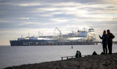 Kapal tanker Maria Energy, kiri, sarat dengan gas alam cair, ditambatkan di terminal terapung, kapal khusus 