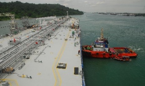 Kapal tanker MT. Gunung Geulis di Pertamina Area 70, Pelabuhan RU-IV Cilacap, Jawa Tengah, Rabu (8/1). Satuan Kerja Khusus Pelaksana Kegiatan Usaha Hulu Migas (SKK Migas) mencatat realisasi lifting LNG hingga Juni atau sepanjang semester I 2020 mencapai 104,8 kargo.