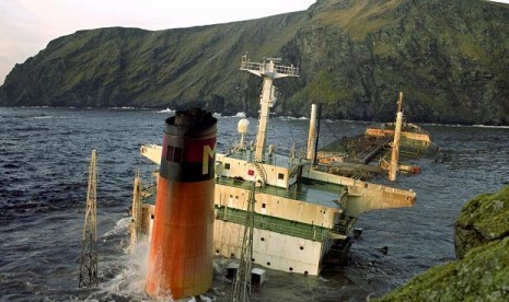 Kapal tanker MV Braer kandas setelah diterjang badai di Quendale Bay, Kepulauan Shetland, Skotlandia, 5 Januari 1993. 