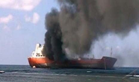 Kapal tanker yang terbakar