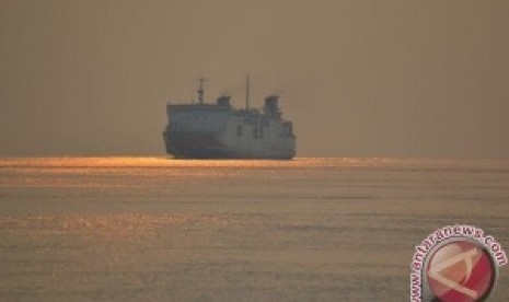 Kapal terkatung-katung di Laut