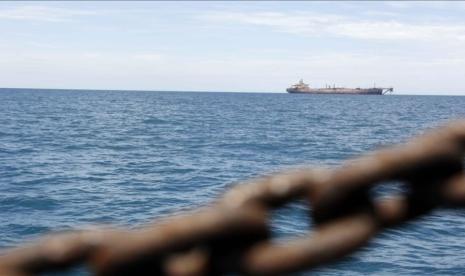 Kapal terlihat dari kejauhan di Laut Merah.