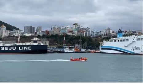 Kapal tim Sar gabungan Korsel masih mencari keberadaan lima ABK 32 Myeongminho, yang tiga di antaranya merupakan WNI yang tenggelam di Laut Jeju.