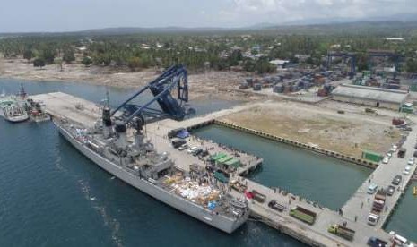 Kapal TNI Angkatan Laut Ahmad Yani Merapat di pelabuhan Pantoloan, Palu, Sulawesi Tengah, Kamis (4/10).