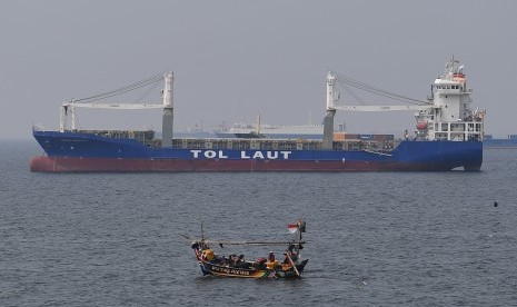 Kapal tol laut melintas di perairan Teluk Jakarta, Jakarta, Senin (23/7).(Antara/Sigid Kurniawan)