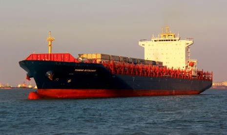 Kapal Tommi Ritscher milik Maersk Line saat hendak sandar di Pelabuhan Tanjung Perak, Surabaya. 