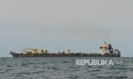  Kapal tongkang bernama Queen of The Netherlands yang digunakan untuk mengeruk pasir bawah laut untuk reklamasi Teluk Jakarta beroperasi di perairan Serang, Banten, Rabu (27/4). (Republika/Raisan Al Farisi)