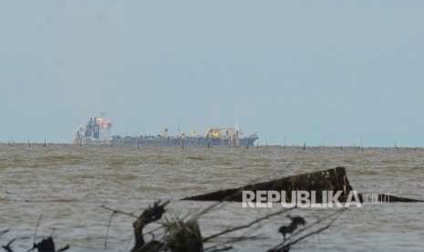  Kapal tongkang bernama Queen of The Netherlands yang digunakan untuk mengeruk pasir bawah laut untuk reklamasi Teluk Jakarta beroperasi di perairan Serang, Banten, Rabu (27/4). (Republika/Raisan Al Farisi)