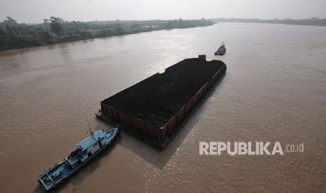 Kapal Tongkang pembawa batu bara melintasi aliran Sungai Batanghari di Muarojambi, Jambi, Jumat (8/6).