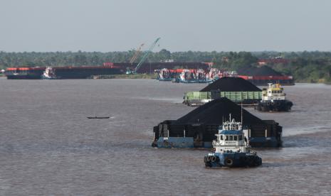 Kapal tongkang pengangkut batu bara melintas di Sungai Barito, Barito Kuala, Kalimantan Selatan, Rabu (1/9). Menteri Investasi atau Kepala Badan Koordinasi Penanaman Modal (BKPM) Bahlil Lahadalia menyatakan, krisis energi yang melanda sejumlah negara di Eropa dan China, tak akan mengganggu investasi masuk ke Tanah Air. 