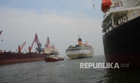 Kapal tunda PT Jasa Armada Indonesia menarik kapal penumpang Pelni untuk bersandar di Pelabuhan Tanjung Priok, Jakarta, Rabu (11/10). Anak perusahaan PT Pelindo (Persero) yaitu PT Jasa Armada Indonesia Tbk (IPCM) mengalokasikan sebesar Rp 140 miliar untuk pengadaan dua kapal baru.