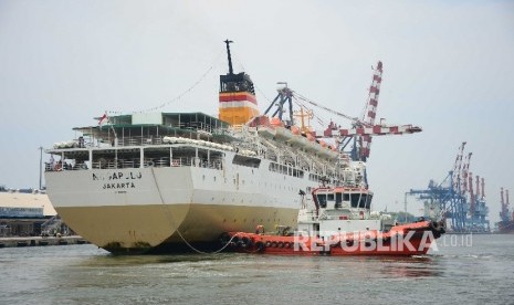 Kapal tunda PT Jasa Armada Indonesia mendorong kapal penumpang Pelni bersandar di Pelabuhan Tanjung Priok, (ilustrasi).