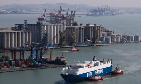 Kapal tunda (tug boat) memandu kapal kargo di perairan Pelabuhan Tanjung Perak Surabaya, Jawa Timur, Selasa (2/7/2019).