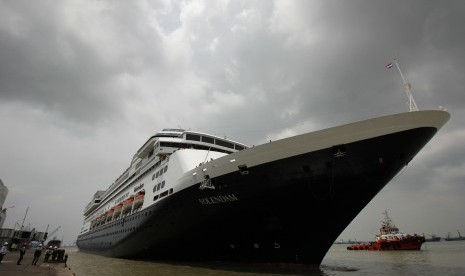 Kapal tunda (tug boat) memandu kapal pesiar MS Volendam yang akan sandar di dermaga Jamrud Utara, Pelabuhan Tanjung Perak, Surabaya, Jawa Timur, Senin (14/11).