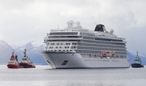 Kapal Viking Sky saat hendak merapat ke Pelabuhan Molde, Norwegia, Ahad (24/3).