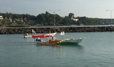 KAPAL WAKAF. Aksi Cepat Tanggap (ACT) salurkan perahu wakaf kepada para nelayan Desa Bulakan, Banten. Selasa (5/3). 