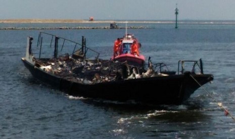 Kapal Wisata Zahro Express yang terbakar di Kepulauan Seribu