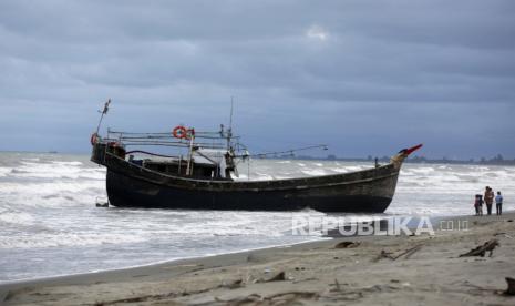 Kapal yang membawa pengungsi Rohingya