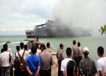 Kapal Lautan Teduh II yang terbakar.