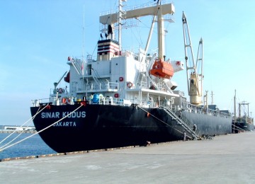 Kapal MV Sinar Kudus sedang bersandar di dermaga. Kapal ini kini dibajak di perairan Somalia, Afrika