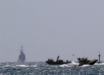 Kapal patroli militer Israel (kiri) tiba di pelabuhan Ashdod, Israel selatan.