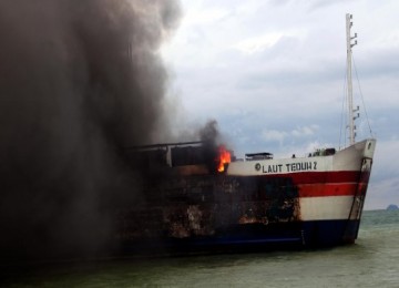 Kapal Roro Laut Teduh II terbakar di Selat Sunda, Merak, Banten, Jumat (28/1)