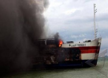 Kapal Roro yang terbakar