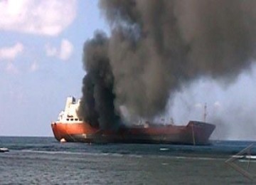 Kapal tanker yang terbakar