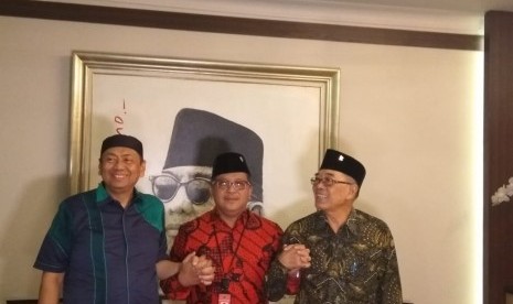 Kapitra Ampera menegaskan statusnya sebagai caleg DPR dari PDIP dapil Riau 2, didampingi oleh Sekjen PDIP, Hasto Kristiyanto dan Ketua DPP PDIP Bidang Idelogi, Idham Samawi, Selasa (24/7