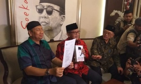 Kapitra Ampera menegaskan statusnya sebagai caleg DPR dari PDIP dapil Riau 2, didampingi oleh Sekjen PDIP, Hasto Kristiyanto dan Ketua DPP PDIP Bidang Idelogi, Idham Samawi, Selasa (24/7).